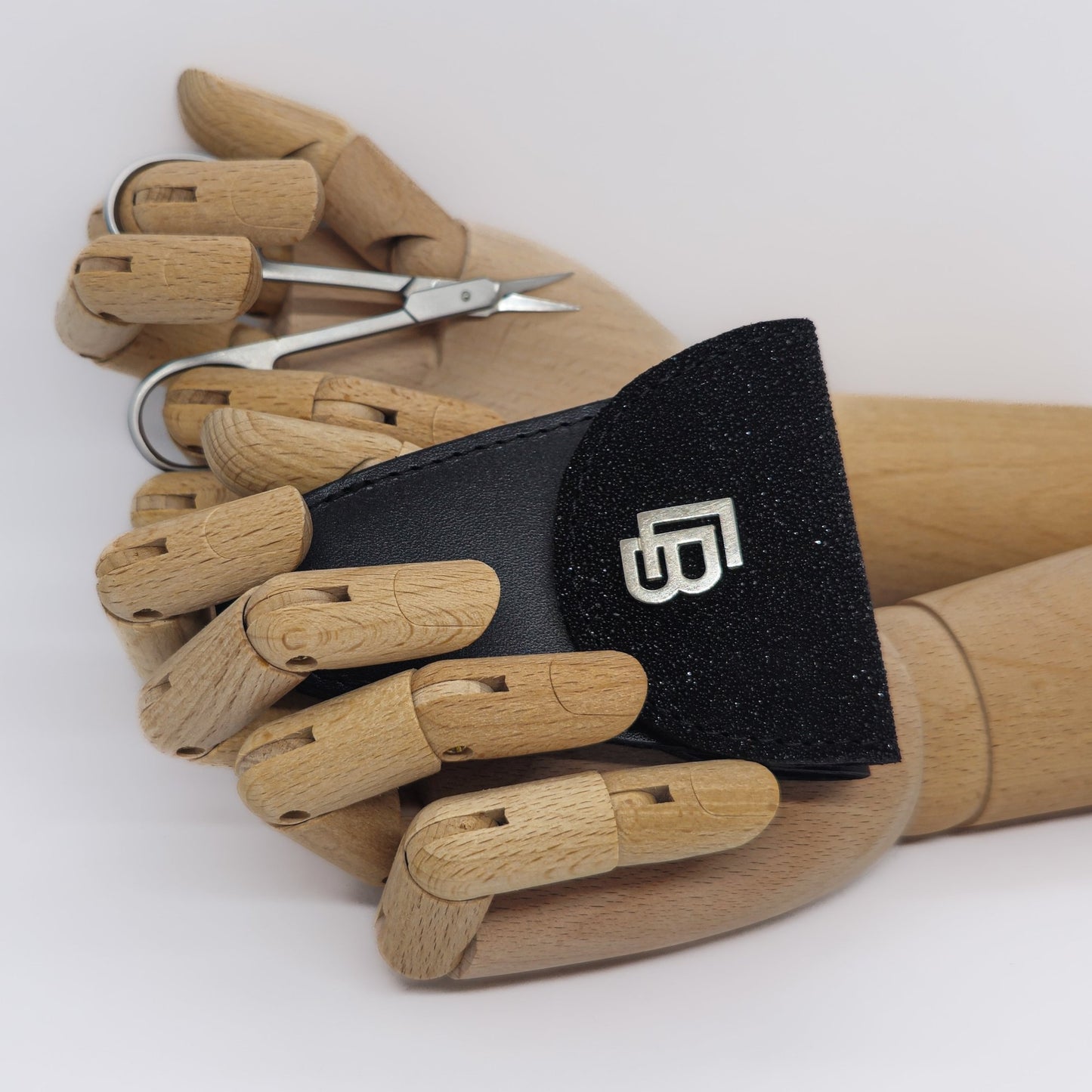 Bőr dupla olló tok, ollótok, egyedi tok, műköröm, tanfolyam, oktatás, gell lakk, műköröm oktatás, technikai tanfolyam, műköröm továbbképzés, bőrtok, bőr tok, egyedi bőr tok, frézer tok, bőr frézer tok, csillogó bőr, köves, strassz