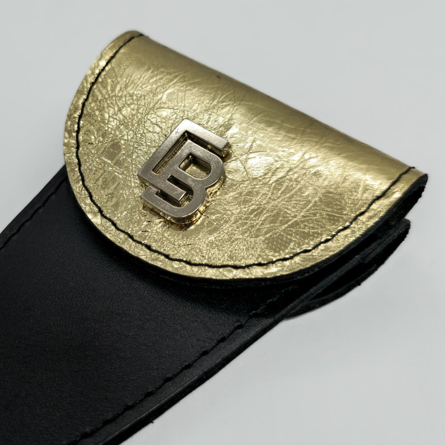 Bőr dupla olló tok, ollótok, egyedi tok, műköröm, tanfolyam, oktatás, gell lakk, műköröm oktatás, technikai tanfolyam, műköröm továbbképzés, bőrtok, bőr tok, egyedi bőr tok, bőr frézer tok, csiszolófejtok, csiszolófej, frézer, fekete bőr, lakk bőr