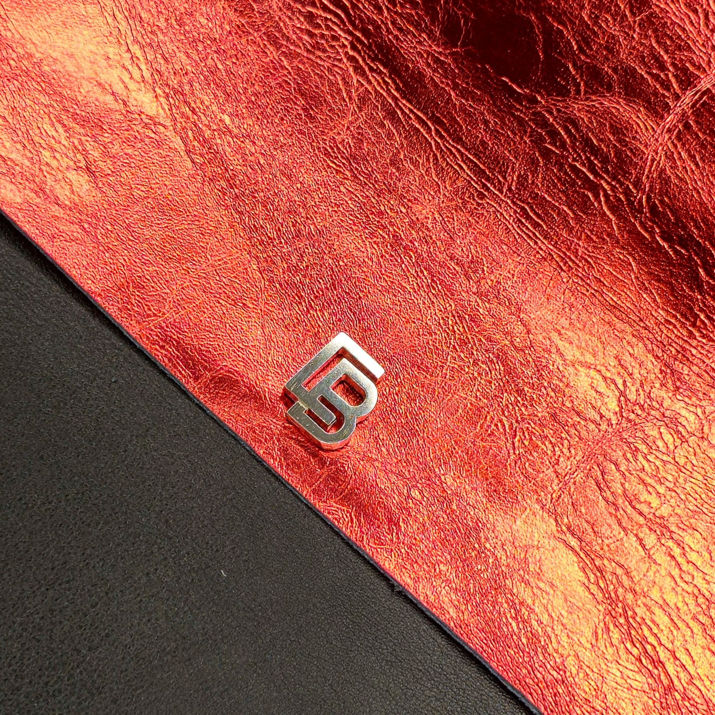 luxury leather cases, bőr tok, piros tok, piros olló tok, bőrvágó olló, sablonvágó olló, műköröm oktatás, fekete bőr, egyedi bőrtok, evibbalogh nail salon