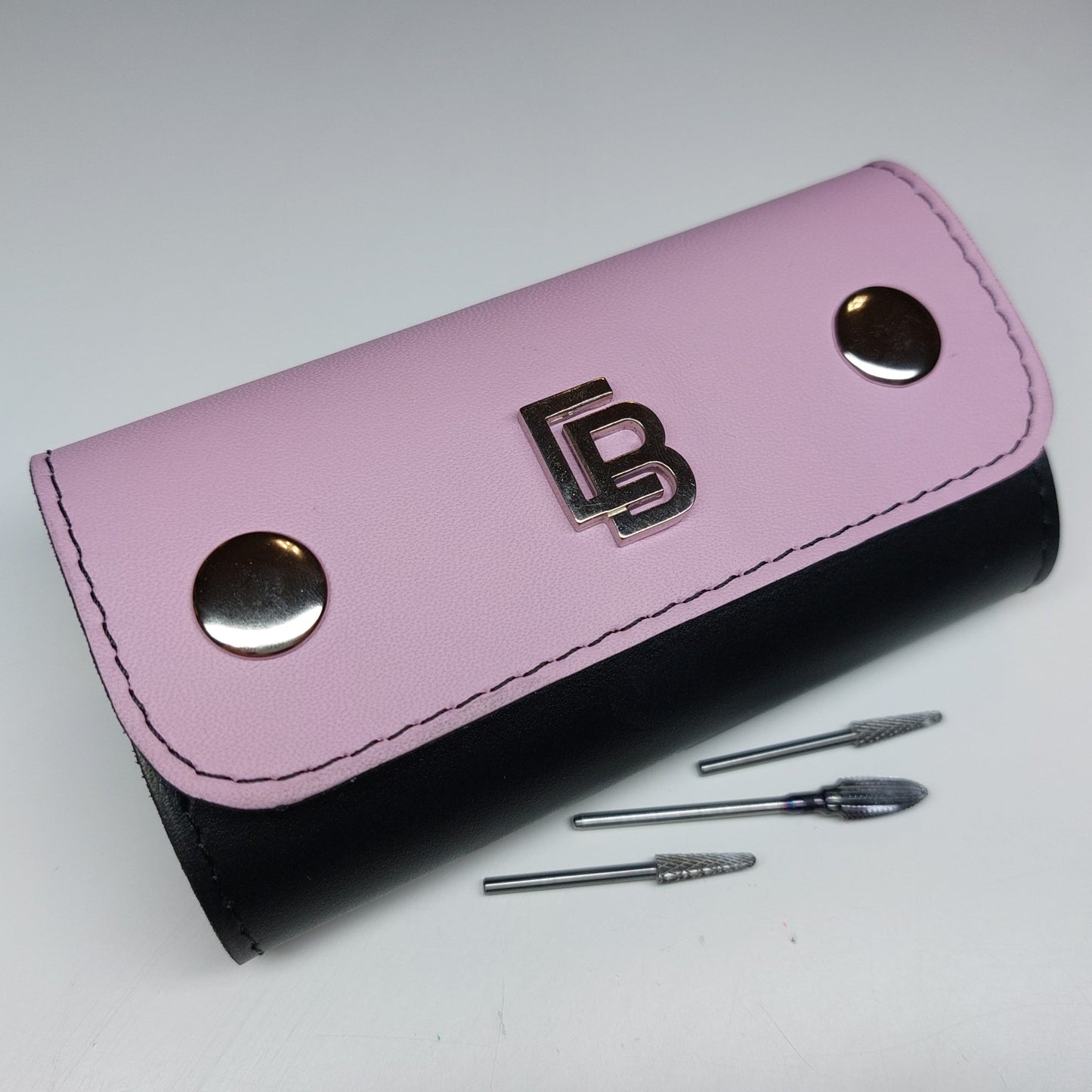 Bőr dupla olló tok, ollótok, egyedi tok, műköröm, tanfolyam, oktatás, géll lakk, műköröm oktatás, technikai tanfolyam, műköröm továbbképzés, bőrtok, bőr tok, egyedi bőr tok, bőr frézer tok, csiszolófejtok, csiszolófej, frézer, rózsaszín köröm, nude nails, körmös vagyok