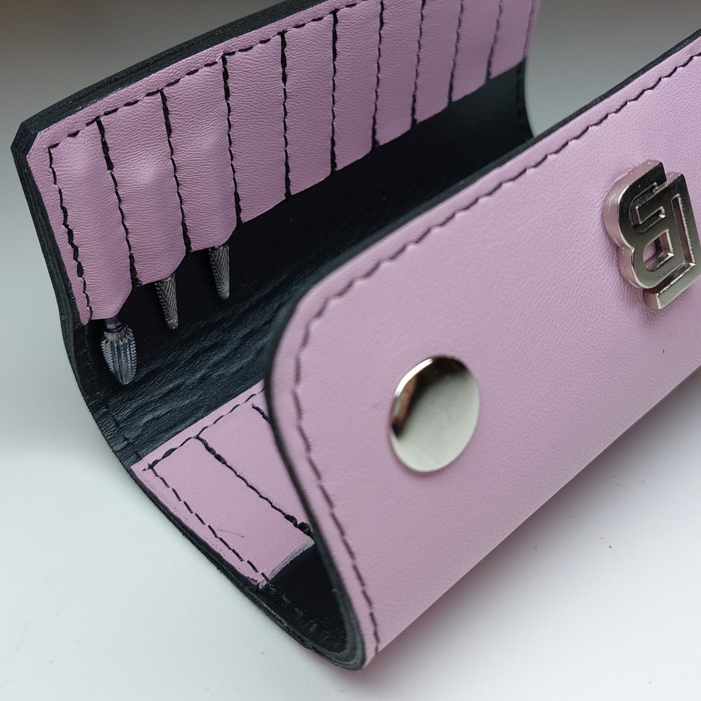 Bőr dupla olló tok, ollótok, egyedi tok, műköröm, tanfolyam, oktatás, géll lakk, műköröm oktatás, technikai tanfolyam, műköröm továbbképzés, bőrtok, bőr tok, egyedi bőr tok, bőr frézer tok, csiszolófejtok, csiszolófej, frézer, rózsaszín köröm, nude nails, körmös vagyok