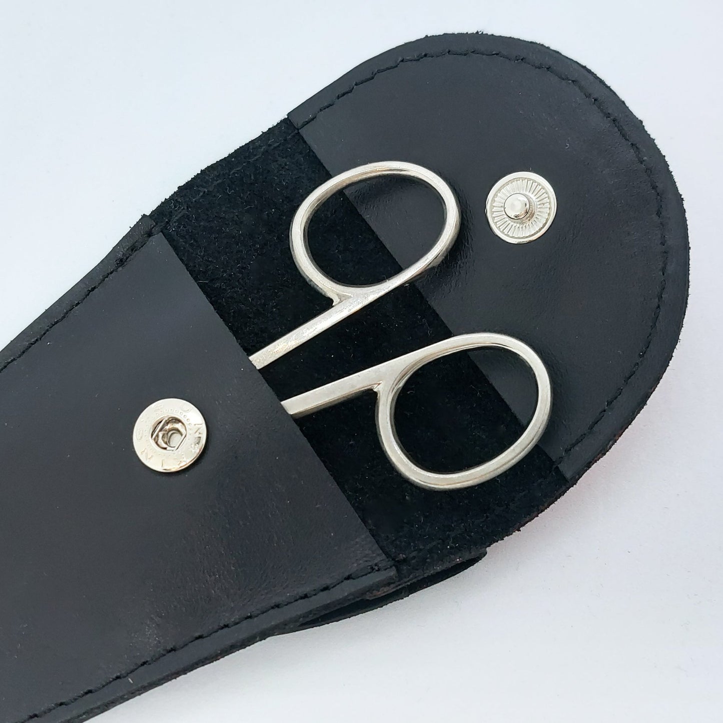 Bőr dupla olló tok, ollótok, egyedi tok, műköröm, tanfolyam, oktatás, gell lakk, műköröm oktatás, technikai tanfolyam, műköröm továbbképzés, bőrtok, bőr tok, egyedi bőr tok, frézer tok, bőr frézer tok