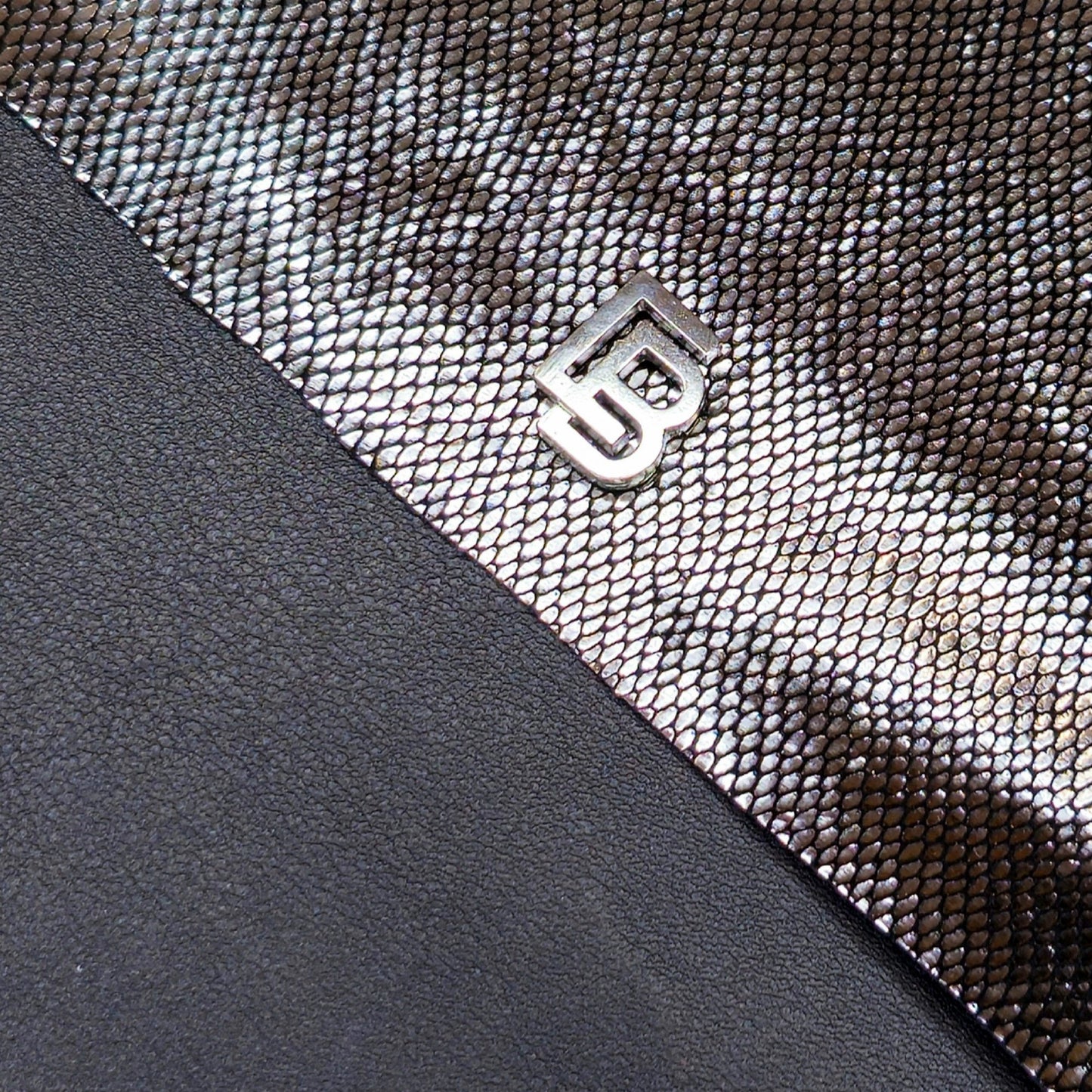 Bőr dupla olló tok, ollótok, egyedi tok, műköröm, tanfolyam, oktatás, gell lakk, műköröm oktatás, technikai tanfolyam, műköröm továbbképzés, bőrtok, bőr tok, egyedi bőr tok, bőr frézer tok, csiszolófejtok, csiszolófej, frézer, fekete bőr, lakk bőr, kígyó bőr, műköröm kellék, manikűr tok