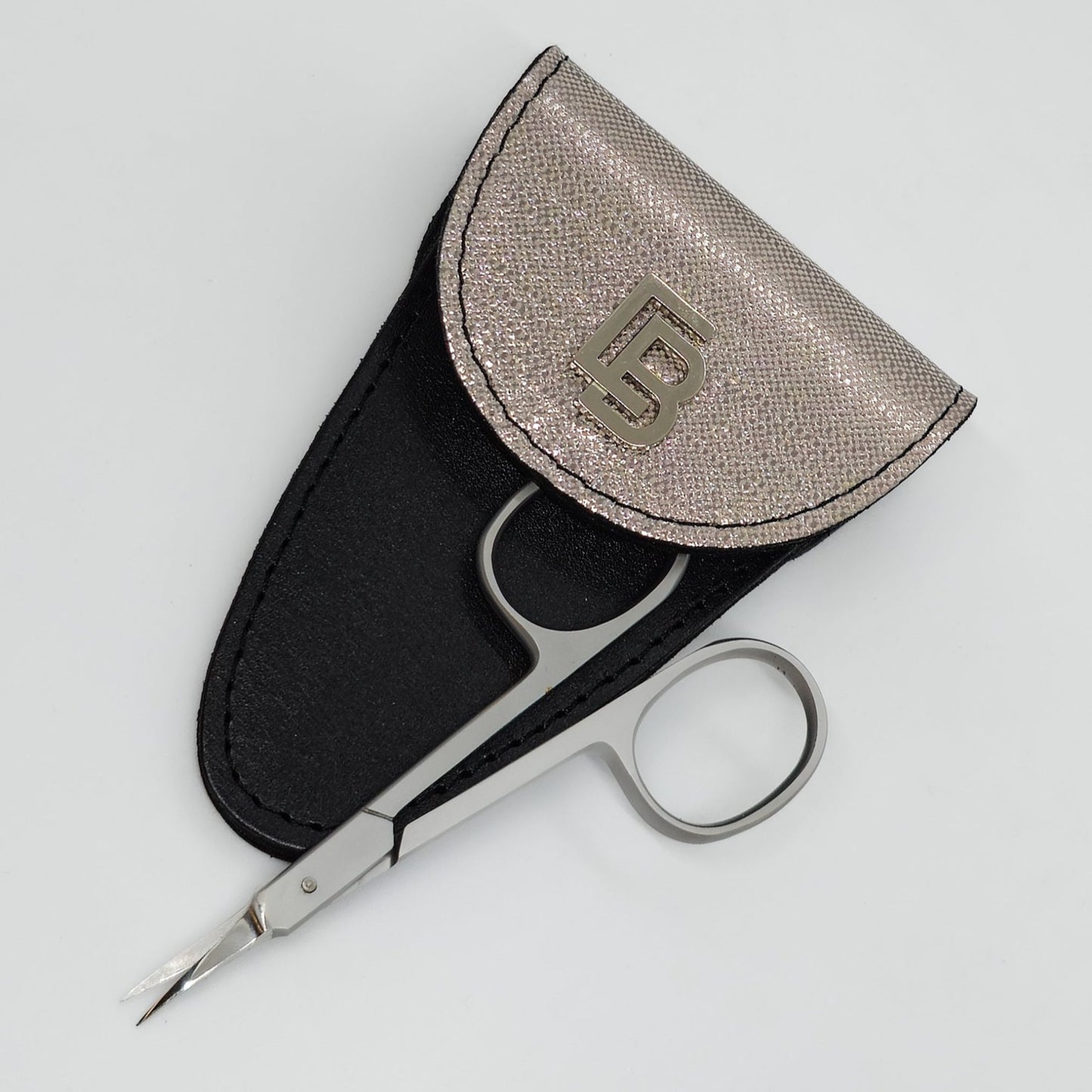 Bőr dupla olló tok, ollótok, egyedi tok, műköröm, tanfolyam, oktatás, gell lakk, műköröm oktatás, technikai tanfolyam, műköröm továbbképzés, bőrtok, bőr tok, egyedi bőr tok, bőr frézer tok, csiszolófejtok, csiszolófej, frézer,tok, rózsaszín , fehér bőr, bézs, nude nails, fehér bőr