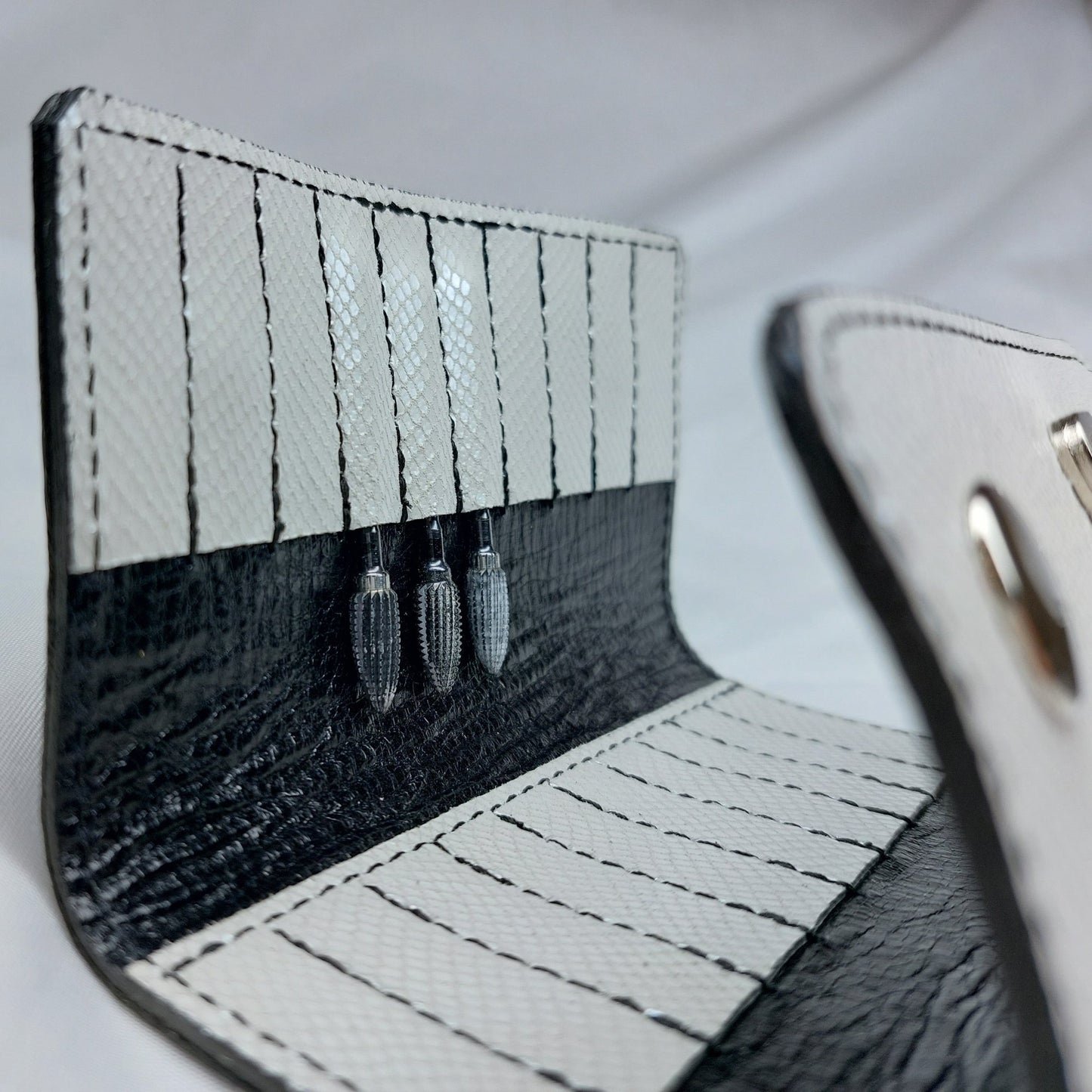 Bőr dupla olló tok, ollótok, egyedi tok, műköröm, tanfolyam, oktatás, géll lakk, műköröm oktatás, technikai tanfolyam, műköröm továbbképzés, bőrtok, bőr tok, egyedi bőr tok, bőr frézer tok, csiszolófejtok, csiszolófej, frézer, fehér bőr, fehér francia köröm, french nails