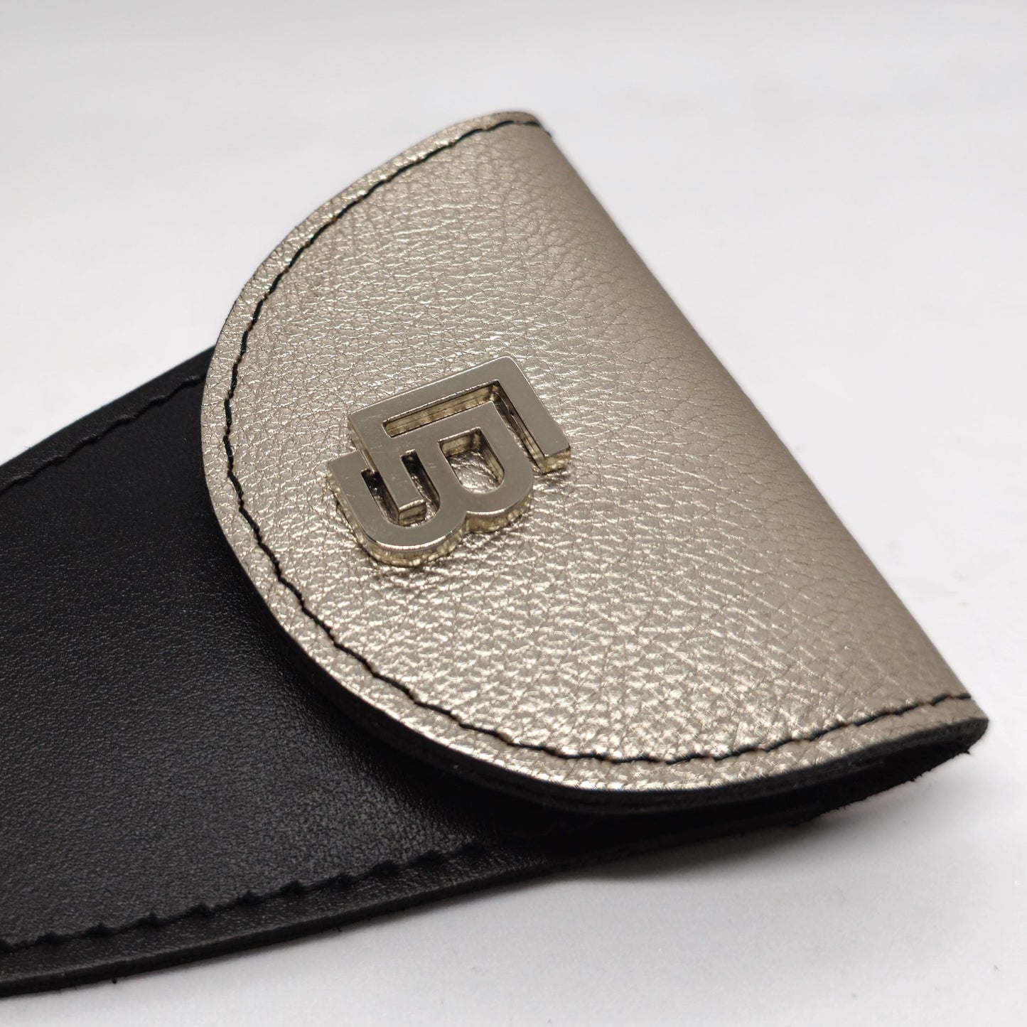 Bőr dupla olló tok, ollótok, egyedi tok, műköröm, tanfolyam, oktatás, gell lakk, műköröm oktatás, technikai tanfolyam, műköröm továbbképzés, bőrtok, bőr tok, egyedi bőr tok, bőr frézer tok, csiszolófejtok, csiszolófej, frézer,tok, rózsaszín , fehér bőr, bézs, nude nails, fehér bőr