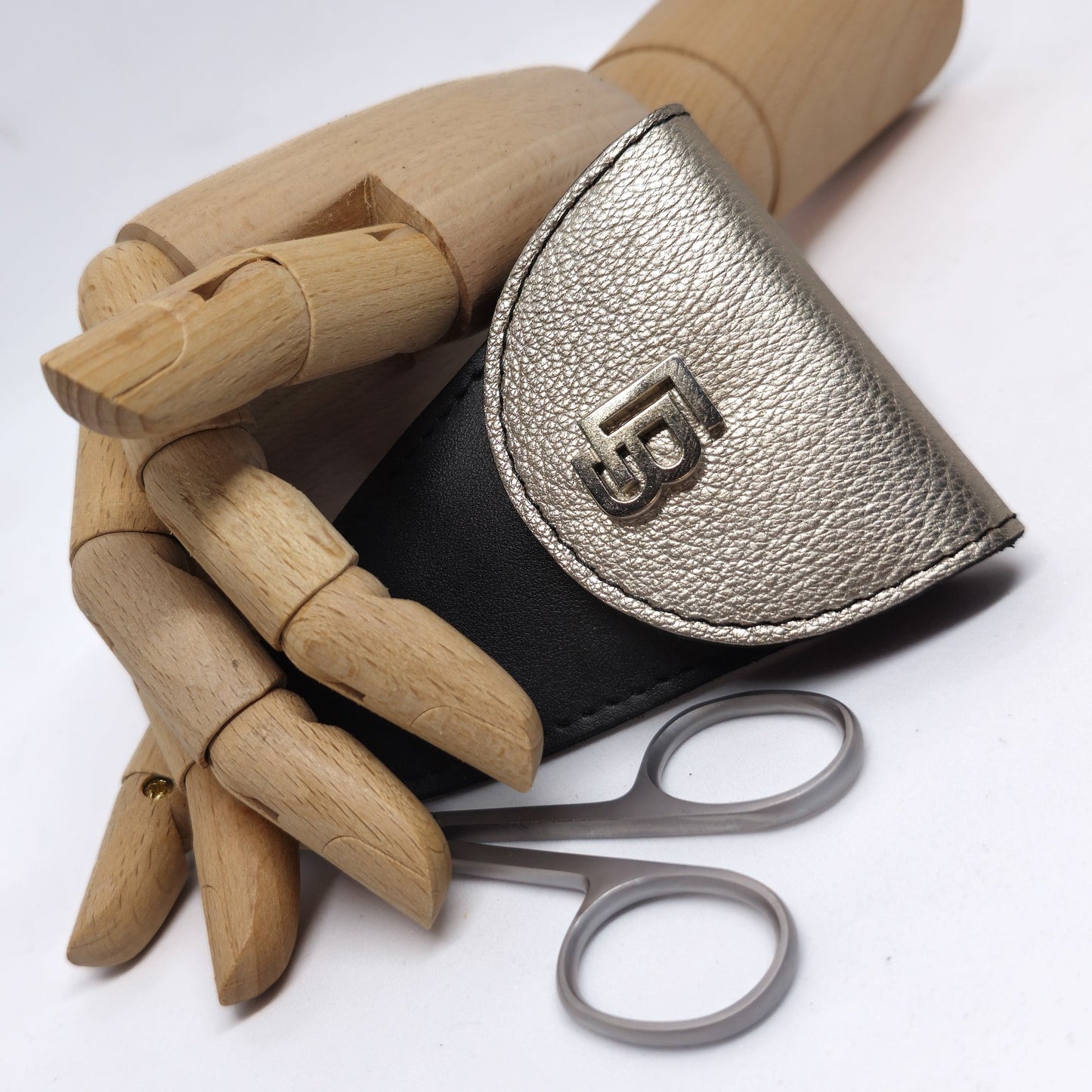 Bőr dupla olló tok, ollótok, egyedi tok, műköröm, tanfolyam, oktatás, gell lakk, műköröm oktatás, technikai tanfolyam, műköröm továbbképzés, bőrtok, bőr tok, egyedi bőr tok, bőr frézer tok, csiszolófejtok, csiszolófej, frézer,tok, rózsaszín , fehér bőr, bézs, nude nails, fehér bőr