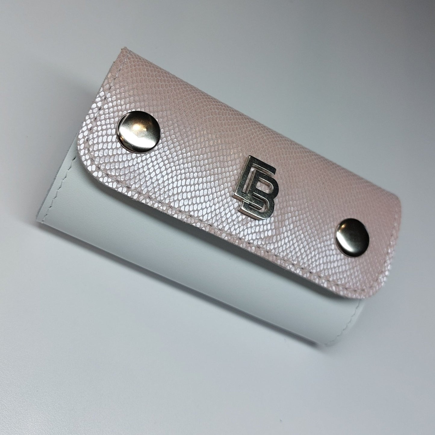 Bőr dupla olló tok, ollótok, egyedi tok, műköröm, tanfolyam, oktatás, géll lakk, műköröm oktatás, technikai tanfolyam, műköröm továbbképzés, bőrtok, bőr tok, egyedi bőr tok, bőr frézer tok, csiszolófejtok, csiszolófej, frézer