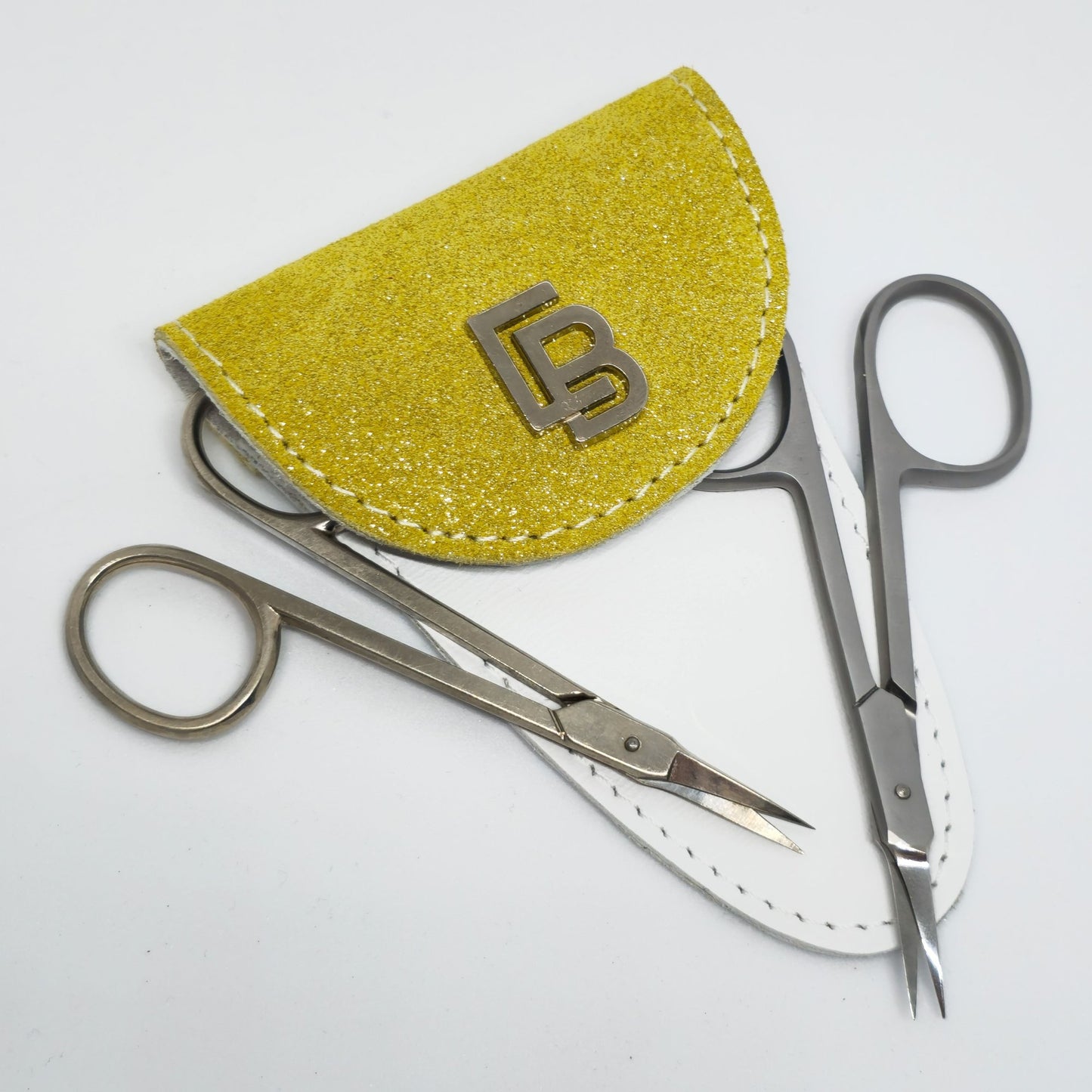 Bőr dupla olló tok, ollótok, egyedi tok, műköröm, tanfolyam, oktatás, gell lakk, műköröm oktatás, technikai tanfolyam, műköröm továbbképzés, bőrtok, bőr tok, egyedi bőr tok, bőr frézer tok, csiszolófejtok, csiszolófej, frézer,tok, rózsaszín , fehér bőr, bézs, nude nails, fehér bőr