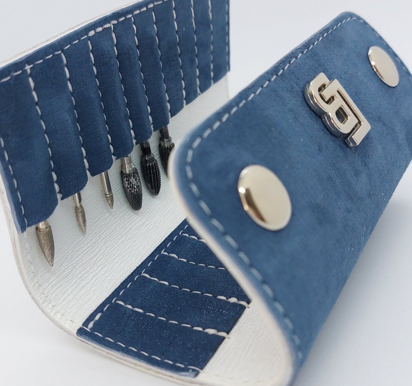 Bőr dupla olló tok, ollótok, egyedi tok, műköröm, tanfolyam, oktatás, géll lakk, műköröm oktatás, technikai tanfolyam, műköröm továbbképzés, bőrtok, bőr tok, egyedi bőr tok, bőr frézer tok, csiszolófejtok, csiszolófej, frézer, sötétkék, csiszolófej, műköröm szalon