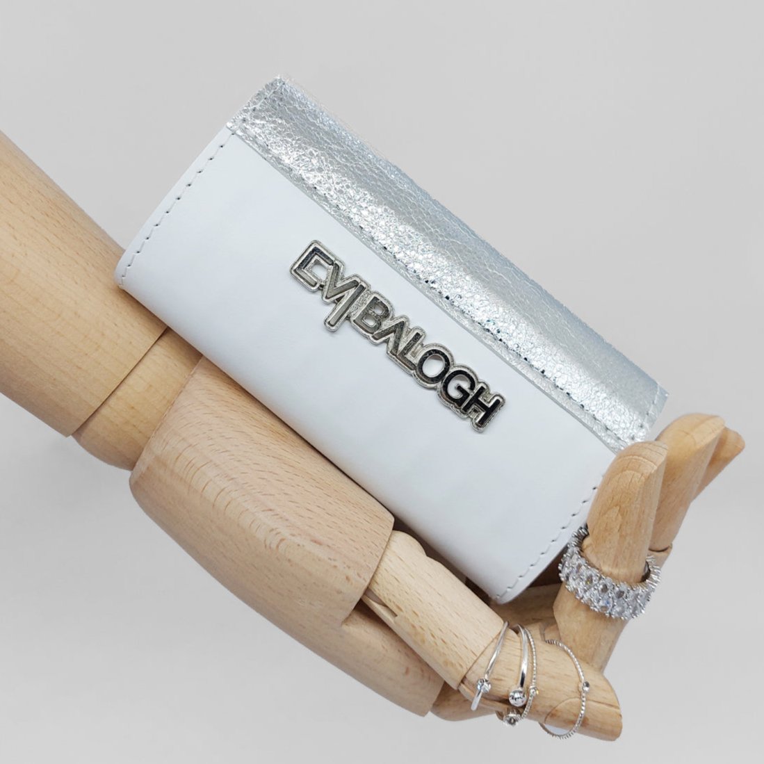 Bőr dupla olló tok, ollótok, egyedi tok, műköröm, tanfolyam, oktatás, géll lakk, műköröm oktatás, technikai tanfolyam, műköröm továbbképzés, bőrtok, bőr tok, egyedi bőr tok, bőr frézer tok, csiszolófejtok, csiszolófej, frézer, fehér bőr. ezüst bőr