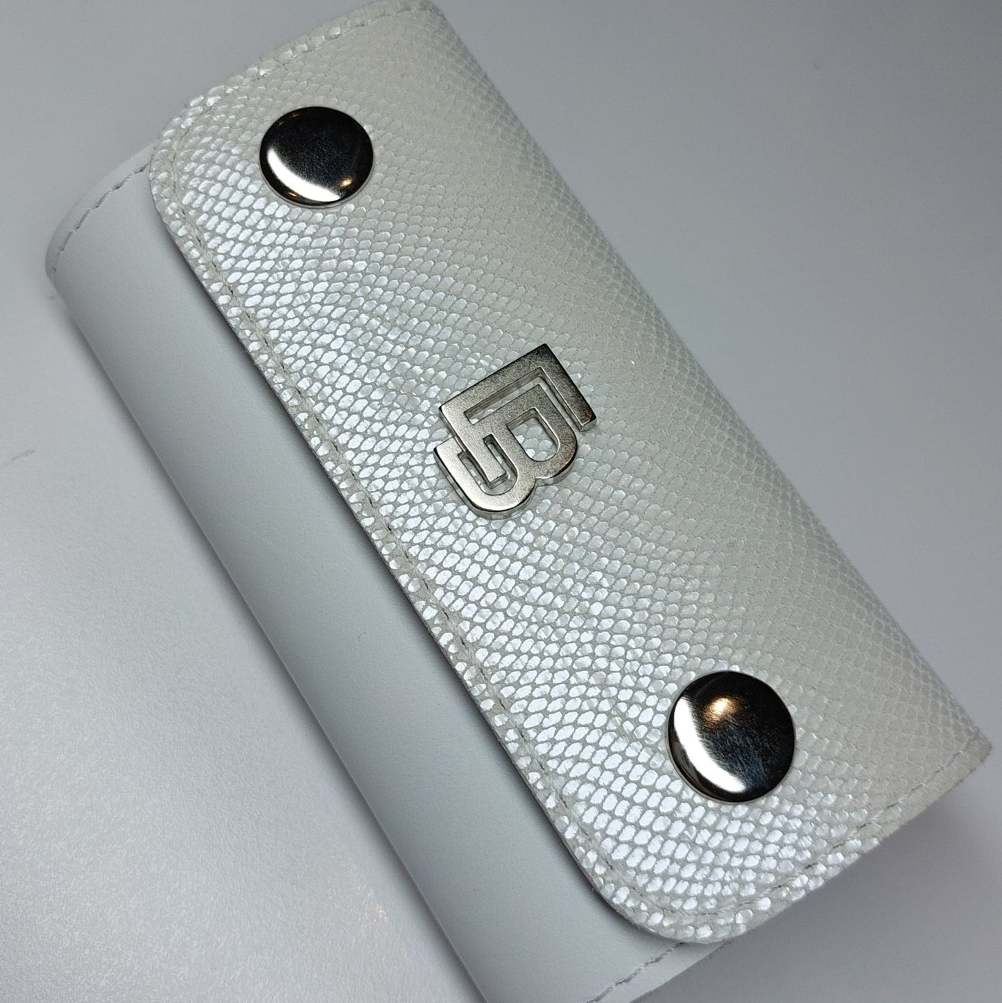 Bőr dupla olló tok, ollótok, egyedi tok, műköröm, tanfolyam, oktatás, géll lakk, műköröm oktatás, technikai tanfolyam, műköröm továbbképzés, bőrtok, bőr tok, egyedi bőr tok, bőr frézer tok, csiszolófejtok, csiszolófej, frézer, fehér kígyó bőr, fehér műköröm, fehér francia