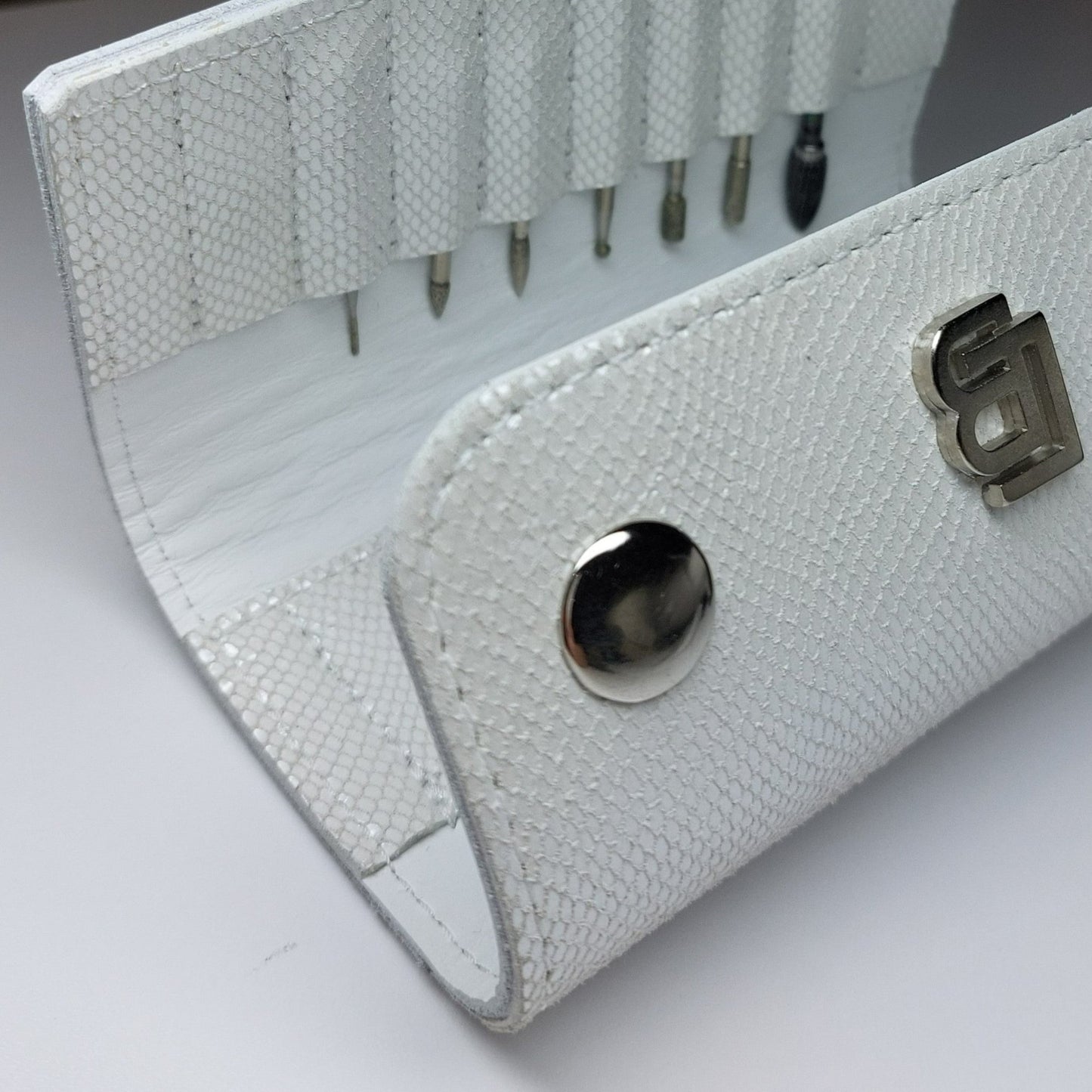 Bőr dupla olló tok, ollótok, egyedi tok, műköröm, tanfolyam, oktatás, géll lakk, műköröm oktatás, technikai tanfolyam, műköröm továbbképzés, bőrtok, bőr tok, egyedi bőr tok, bőr frézer tok, csiszolófejtok, csiszolófej, frézer, fehér kígyó bőr, fehér műköröm, fehér francia