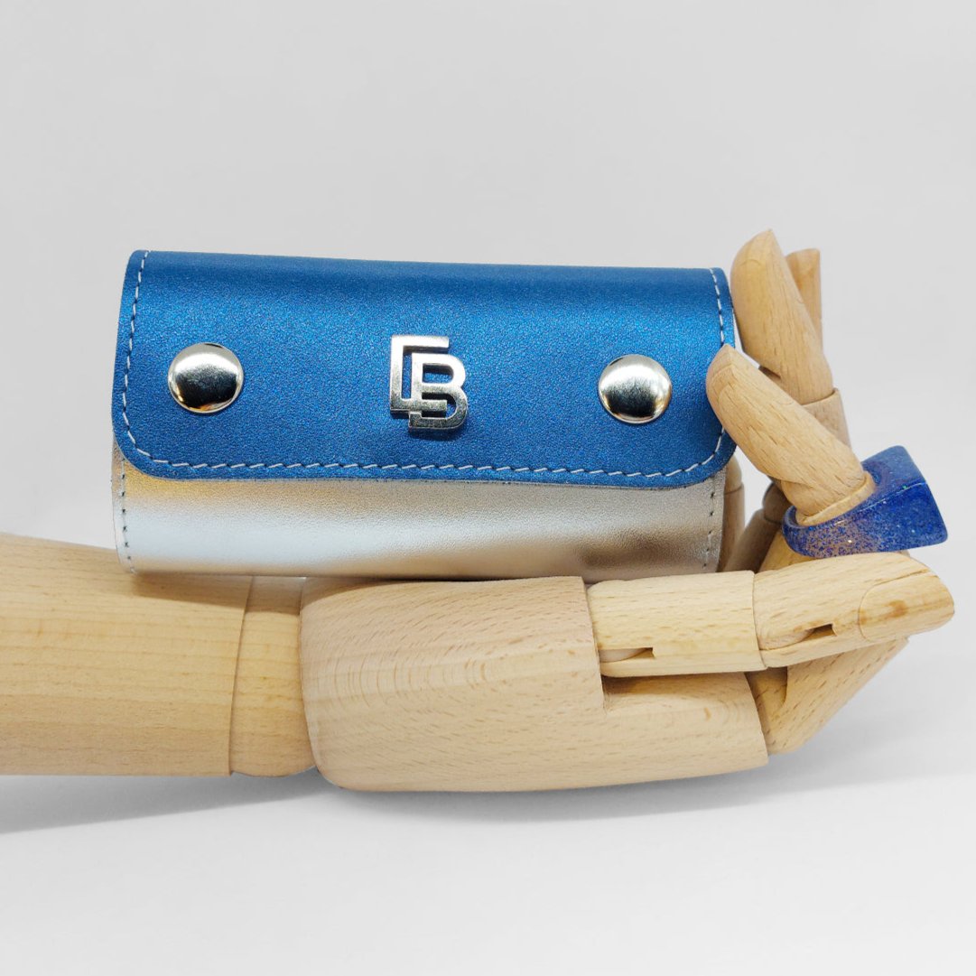 Bőr dupla olló tok, ollótok, egyedi tok, műköröm, tanfolyam, oktatás, géll lakk, műköröm oktatás, technikai tanfolyam, műköröm továbbképzés, bőrtok, bőr tok, egyedi bőr tok, bőr frézer tok, csiszolófejtok, csiszolófej, frézer, kék, ezüst