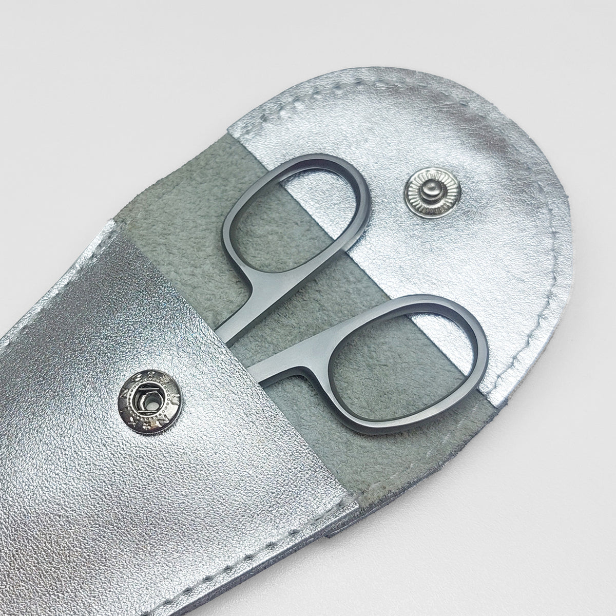 Bőr dupla olló tok, ollótok, egyedi tok, műköröm, tanfolyam, oktatás, gell lakk, műköröm oktatás, technikai tanfolyam, műköröm továbbképzés, bőrtok, bőr tok, egyedi bőr tok