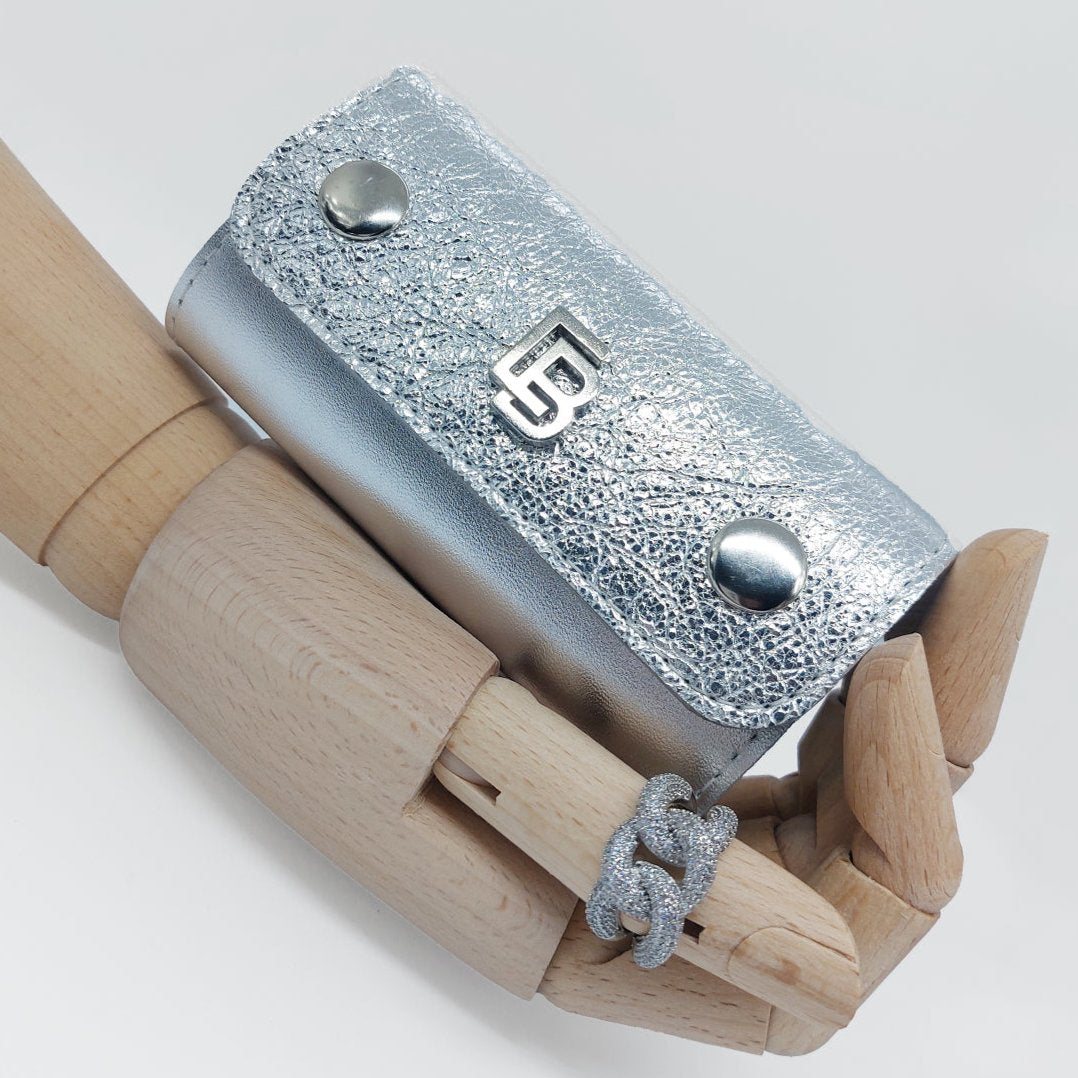 Bőr dupla olló tok, ollótok, egyedi tok, műköröm, tanfolyam, oktatás, géll lakk, műköröm oktatás, technikai tanfolyam, műköröm továbbképzés, bőrtok, bőr tok, egyedi bőr tok, bőr frézer tok, csiszolófejtok, csiszolófej, frézer, ezüst tok csillogó, leather