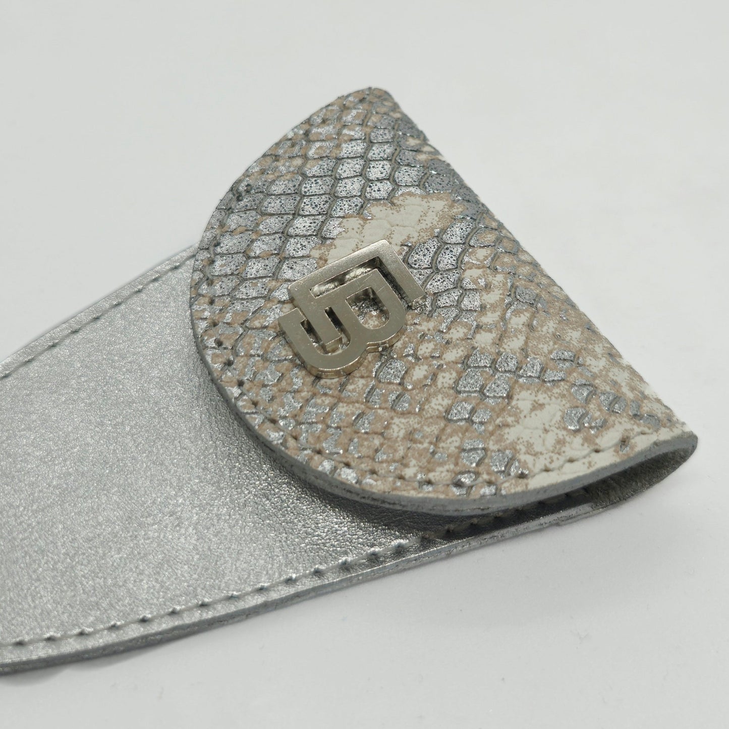 Bőr dupla olló tok, ollótok, egyedi tok, műköröm, tanfolyam, oktatás, gell lakk, műköröm oktatás, technikai tanfolyam, műköröm továbbképzés, bőrtok, bőr tok, egyedi bőr tok