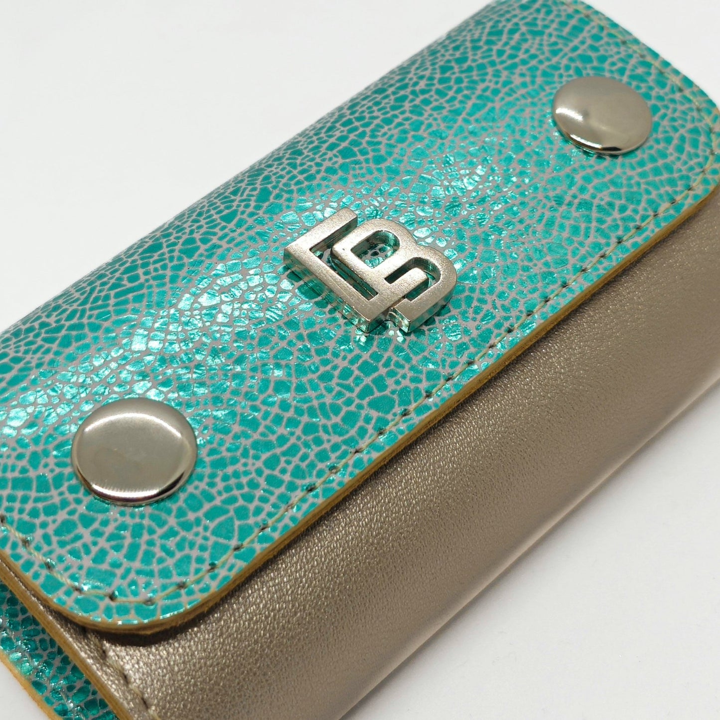 Bőr dupla olló tok, ollótok, egyedi tok, műköröm, tanfolyam, oktatás, gell lakk, műköröm oktatás, technikai tanfolyam, műköröm továbbképzés, bőrtok, bőr tok, egyedi bőr tok, bőr frézer tok, csiszolófejtok, csiszolófej, frézer, fekete köröm, fekete bőr, arany bőr, arany köröm, nails