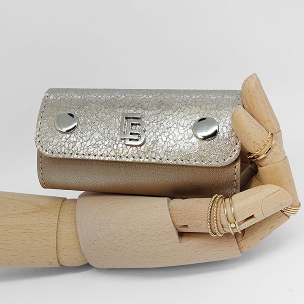 Bőr dupla olló tok, ollótok, egyedi tok, műköröm, tanfolyam, oktatás, géll lakk, műköröm oktatás, technikai tanfolyam, műköröm továbbképzés, bőrtok, bőr tok, egyedi bőr tok, bőr frézer tok, csiszolófejtok, csiszolófej, frézer, hand made, nude nails, rose gold nails, rose nails, nude leather