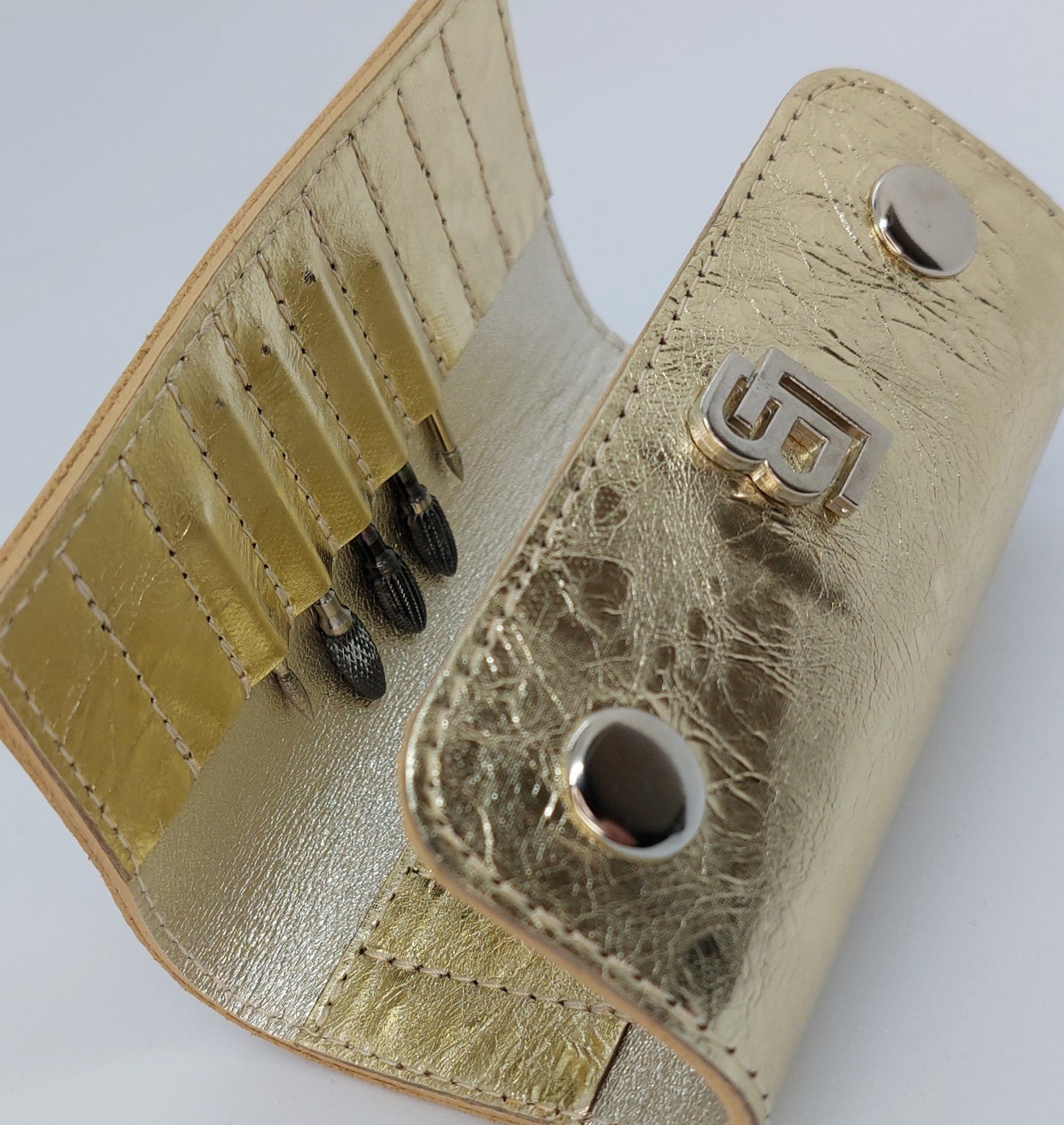 Bőr dupla olló tok, ollótok, egyedi tok, műköröm, tanfolyam, oktatás, géll lakk, műköröm oktatás, technikai tanfolyam, műköröm továbbképzés, bőrtok, bőr tok, egyedi bőr tok, bőr frézer tok, csiszolófejtok, csiszolófej, frézer