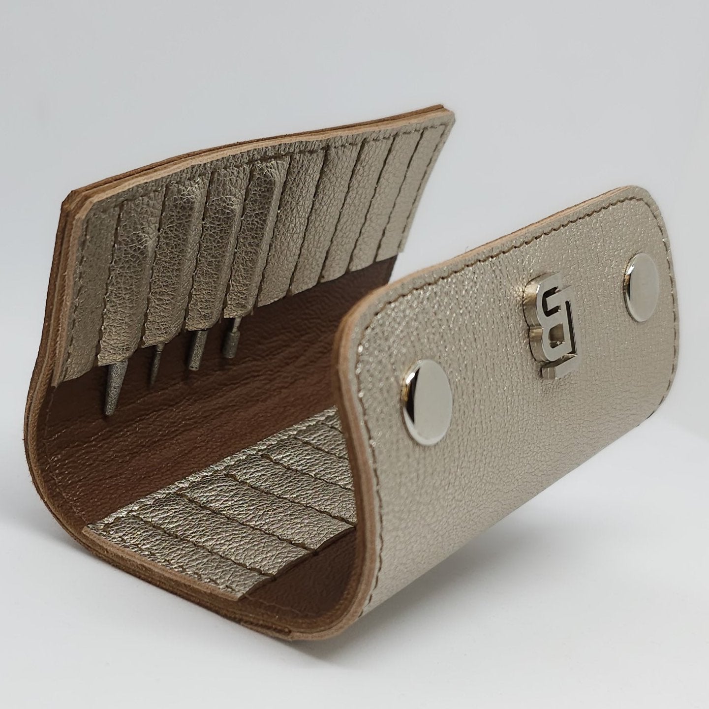 Bőr dupla olló tok, ollótok, egyedi tok, műköröm, tanfolyam, oktatás, gell lakk, műköröm oktatás, technikai tanfolyam, műköröm továbbképzés, bőrtok, bőr tok, egyedi bőr tok, bőr frézer tok, csiszolófejtok, csiszolófej, frézer,tok, rózsaszín , fehér bőr, bézs, nude nails, fehér bőr