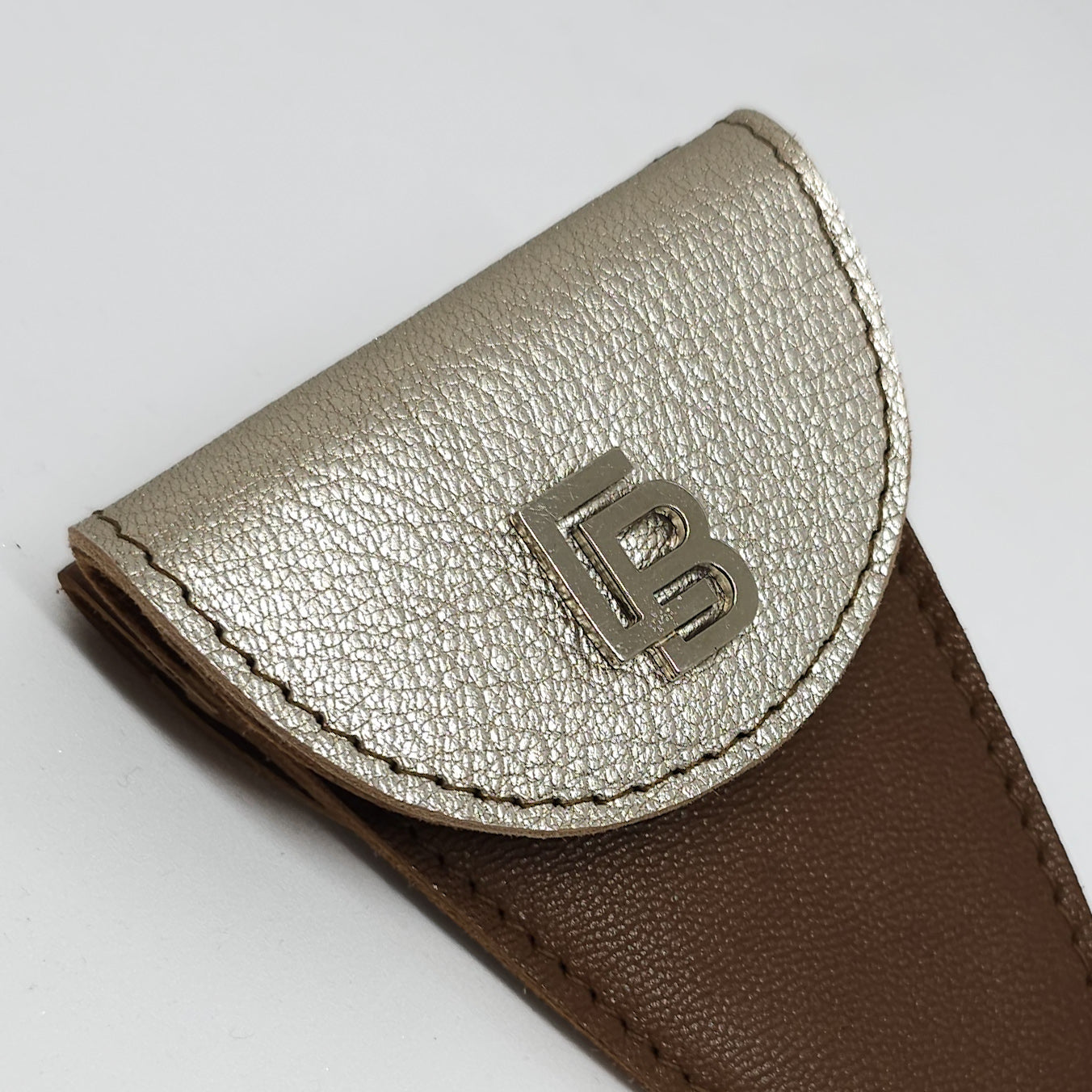 Bőr dupla olló tok, ollótok, egyedi tok, műköröm, tanfolyam, oktatás, gell lakk, műköröm oktatás, technikai tanfolyam, műköröm továbbképzés, bőrtok, bőr tok, egyedi bőr tok, bőr frézer tok, csiszolófejtok, csiszolófej, frézer,tok, rózsaszín , fehér bőr, bézs, nude nails, fehér bőr