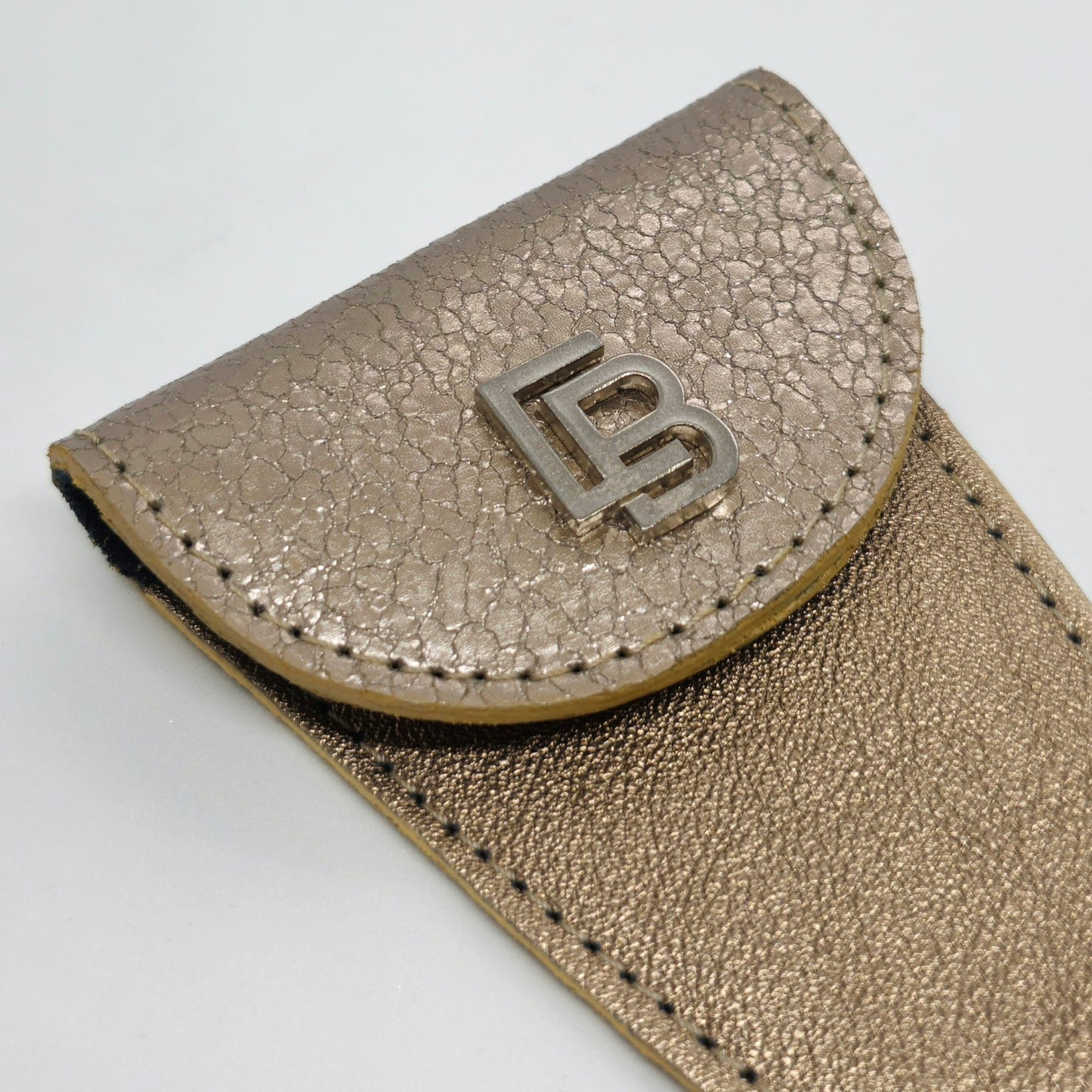 Bőr dupla olló tok, ollótok, egyedi tok, műköröm, tanfolyam, oktatás, gell lakk, műköröm oktatás, technikai tanfolyam, műköröm továbbképzés, bőrtok, bőr tok, egyedi bőr tok, bőr frézer tok, csiszolófejtok, csiszolófej, frézer,tok, rózsaszín , fehér bőr, bézs, nude nails, fehér bőr