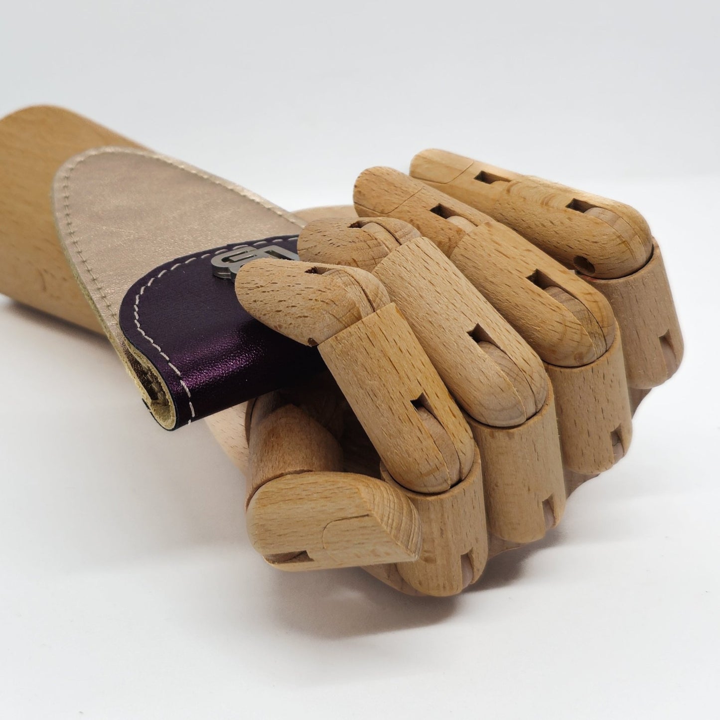 Múköröm oktatás, műköröm komárom, manikűrös képzés, tanfolyam, egyedi bőr tok, egyedi tokok, hazai kisvállalkozás, eb luxury leather design, leather cases, prémium tok, olló tok, frézer tok, csiszolófej tok, eszköz tok, olló tartó