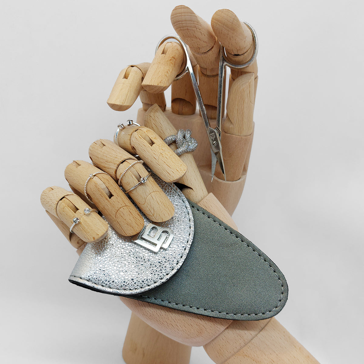 Bőr dupla olló tok, ollótok, egyedi tok, műköröm, tanfolyam, oktatás, gell lakk, műköröm oktatás, technikai tanfolyam, műköröm továbbképzés, bőrtok, bőr tok, egyedi bőr tok, frézer tok, bőr frézer tok