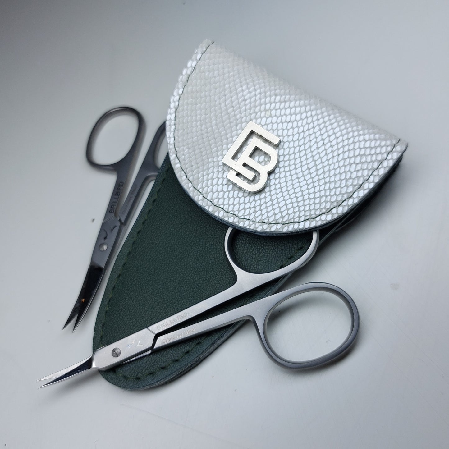 Bőr dupla olló tok, ollótok, egyedi tok, műköröm, tanfolyam, oktatás, gell lakk, műköröm oktatás, technikai tanfolyam, műköröm továbbképzés, bőrtok, bőr tok, egyedi bőr tok, frézer tok, bőr frézer tok