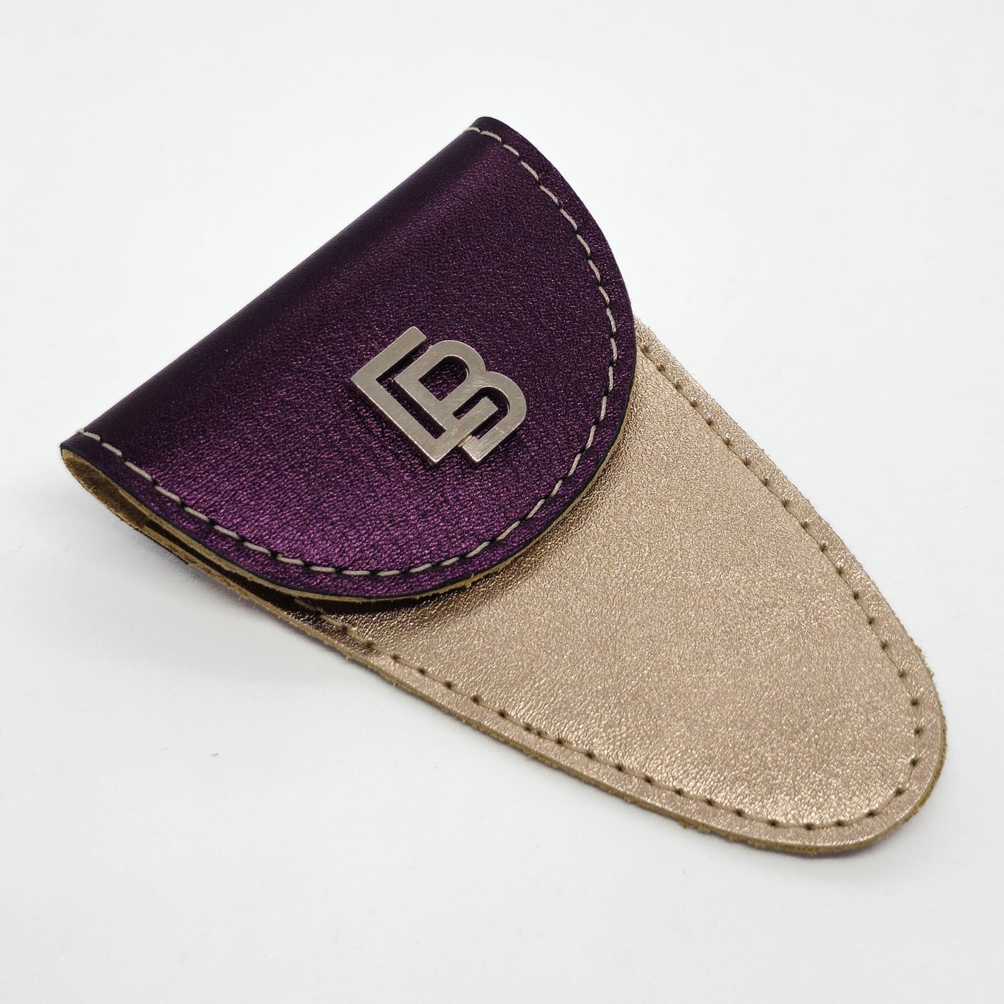 Múköröm oktatás, műköröm komárom, manikűrös képzés, tanfolyam, egyedi bőr tok, egyedi tokok, hazai kisvállalkozás, eb luxury leather design, leather cases, prémium tok, olló tok, frézer tok, csiszolófej tok, eszköz tok, olló tartó