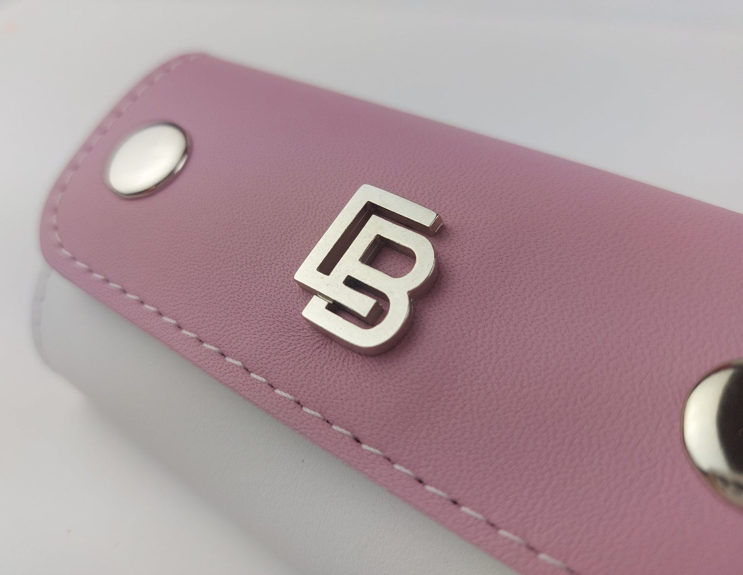 Bőr dupla olló tok, ollótok, egyedi tok, műköröm, tanfolyam, oktatás, géll lakk, műköröm oktatás, technikai tanfolyam, műköröm továbbképzés, bőrtok, bőr tok, egyedi bőr tok, bőr frézer tok, csiszolófejtok, csiszolófej, frézer, bőrtok, rózsaszín, fehér bőr