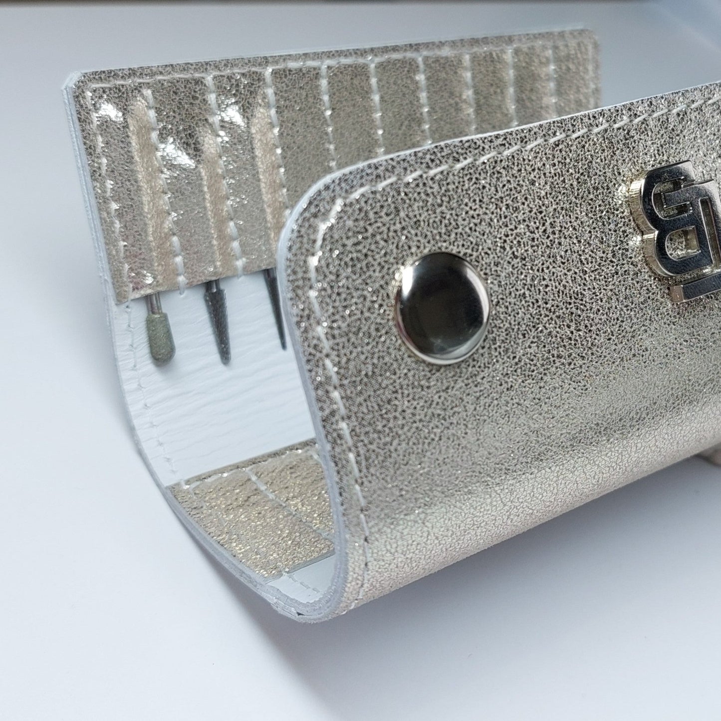 Bőr dupla olló tok, ollótok, egyedi tok, műköröm, tanfolyam, oktatás, géll lakk, műköröm oktatás, technikai tanfolyam, műköröm továbbképzés, bőrtok, bőr tok, egyedi bőr tok, bőr frézer tok, csiszolófejtok, csiszolófej, frézer