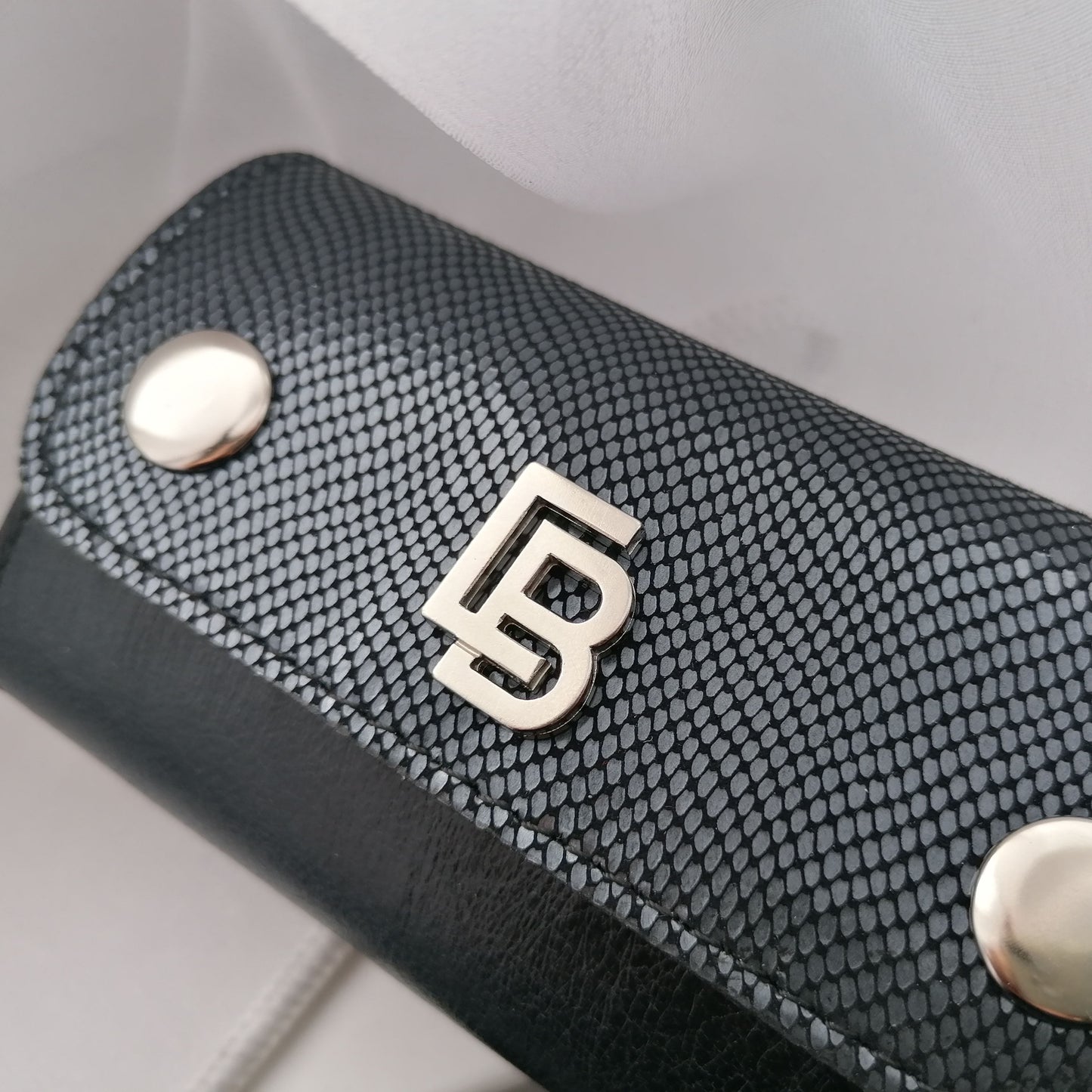 Bőr dupla olló tok, ollótok, egyedi tok, műköröm, tanfolyam, oktatás, gell lakk, műköröm oktatás, technikai tanfolyam, műköröm továbbképzés, bőrtok, bőr tok, egyedi bőr tok, bőr frézer tok, csiszolófejtok, csiszolófej, frézer, fekete bőr, lakk bőr, kígyó bőr, műköröm kellék, manikűr tok