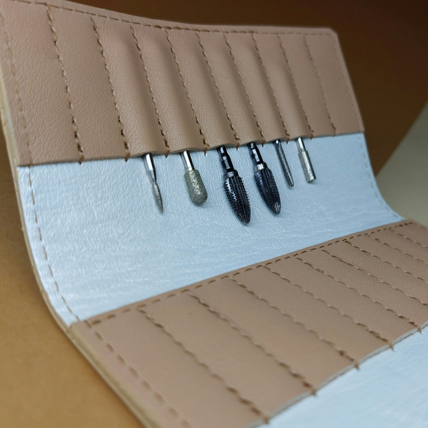 Bőr dupla olló tok, ollótok, egyedi tok, műköröm, tanfolyam, oktatás, géll lakk, műköröm oktatás, technikai tanfolyam, műköröm továbbképzés, bőrtok, bőr tok, egyedi bőr tok, bőr frézer tok, csiszolófejtok, csiszolófej, frézer, bőrtok, rózsaszín, fehér bőr, bézs, nude nails