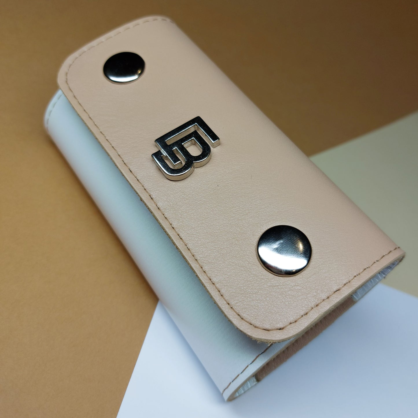 Bőr dupla olló tok, ollótok, egyedi tok, műköröm, tanfolyam, oktatás, géll lakk, műköröm oktatás, technikai tanfolyam, műköröm továbbképzés, bőrtok, bőr tok, egyedi bőr tok, bőr frézer tok, csiszolófejtok, csiszolófej, frézer, bőrtok, rózsaszín, fehér bőr, bézs, nude nails