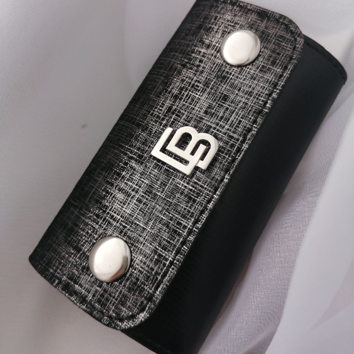 Bőr dupla olló tok, ollótok, egyedi tok, műköröm, tanfolyam, oktatás, géll lakk, műköröm oktatás, technikai tanfolyam, műköröm továbbképzés, bőrtok, bőr tok, egyedi bőr tok, bőr frézer tok, csiszolófejtok, csiszolófej, frézer